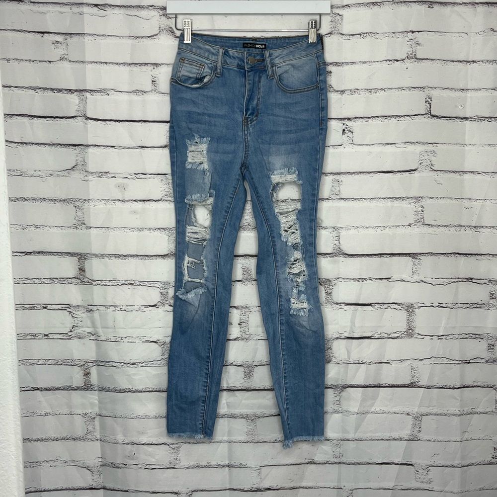 Fashion Nova Light Wash Distressed Skinny Jeans Women’s 24 High Rise Raw Hem Y2K